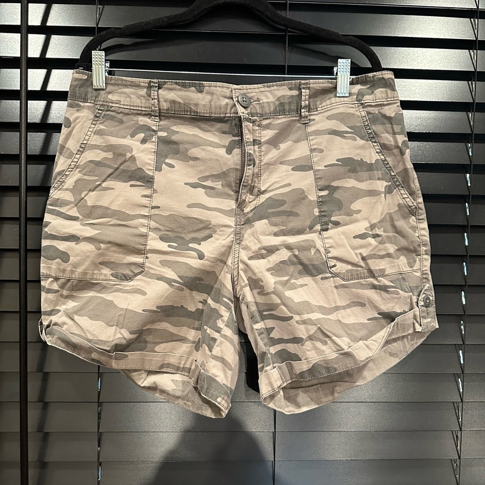 EUC Social Standard Sanctuary Women's Hero Utility Short Cadet Camo